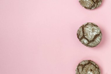 Düz çikolata mermer kurabiye pembe bir arka plan üzerinde yatıyordu. Çikolatalı kurabiye atış.