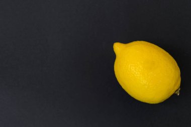 Tüm limon kırpma yolu ile siyah arkaplanda izole