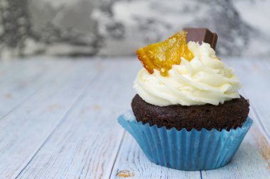 Vanilya tereyağı frosting ve altın kırıntıları, çikolata ve limon ile Çikolata cupcakes. Metin için bir not var.