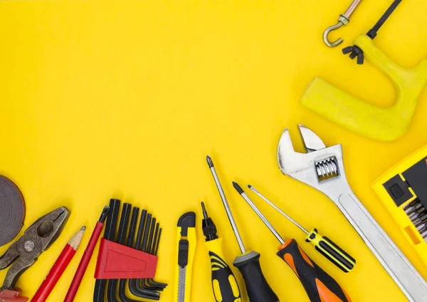 Zestaw narzędzi DIY. Narzędzia leżą na żółtym tle. Istnieje miejsce dla tekstu. — Zdjęcie stockowe