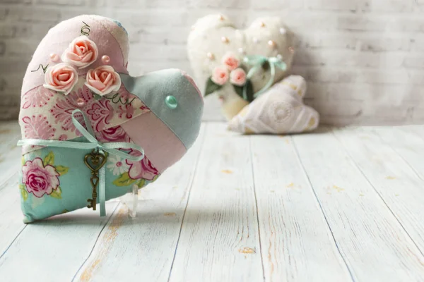 Tres corazones textiles con un color de flores romántico en un li simple — Foto de Stock