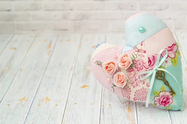 Un corazón textil con un color de flores romántico en una luz simple — Foto de Stock