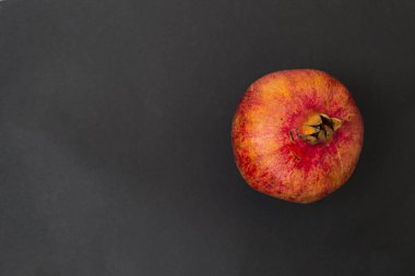 Tüm kırmızı nar siyah arka planda izole edilmiş. Metin için bir yer var.