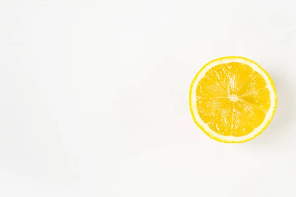 Una rodaja redonda de limón, sobre un fondo blanco , — Foto de Stock