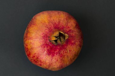 Tüm kırmızı nar siyah arka planda izole edilmiş. Metin için bir yer var.