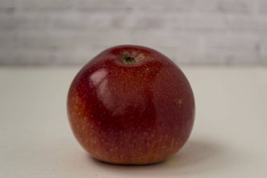 Düz beyaz arka planda taze kırmızı elma. Metin için bir yer var.