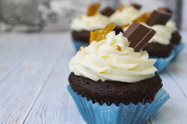 Czekolada Cupcakes z masła waniliowego lukier i złote okruki, czekolada i cytryna. Istnieje notatka dla tekstu. — Zdjęcie stockowe
