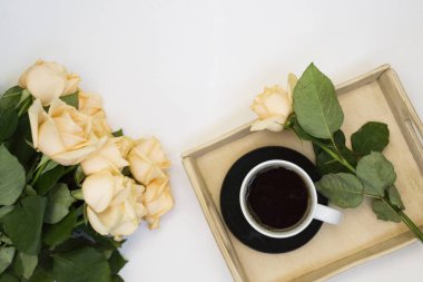 Pembe dizüstü bilgisayar, çay, gül, gözlük ve beyaz diğer aksesuarlar ile şık flatlay çerçeve düzenleme. Kadınsı iş maket, copyspace