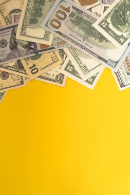 Renkli arka plan üst görünümünde yüz dolarlık banknotlar, metin iş para kavramı için boş bir yer ile.