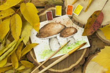 Sarı, kırmızı, turuncu sulu boya ve bir sanat fırçası ve ahşap kulübelerin üzerinde desenli mantarlar ile sonbahar arkaplanı..