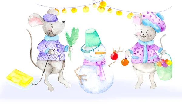 İki gri fare kardan bir kardan adam yapıyor. Ve Noel toplarıyla süsle. Fare Yeni Yılı, Noel, çocukların kış eğlencesi.