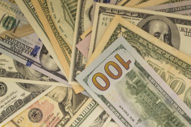 Abd Doları: Çeşitli Amerikan doları banknotlarının dağınık hayranı renkli arka planda iş kavramının en iyi görünümü.