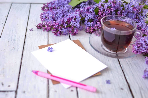 Tasse Tee Mit Fliederblüten Auf Weißem Holzgrund Der Nähe Liegt — Stockfoto