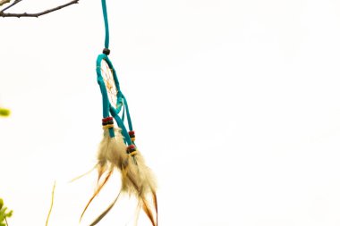 Beyaz gökyüzü arkaplanına yakın plan rüya yakalayıcı. Arka plan bulanık. Boşluğu kopyala