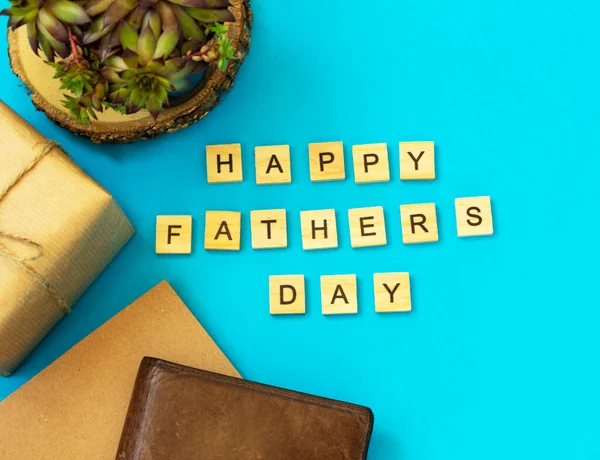 Napis Drewnianych Listach Happy Father Day Płaski Układ Gratulacjami Niebieskim — Zdjęcie stockowe