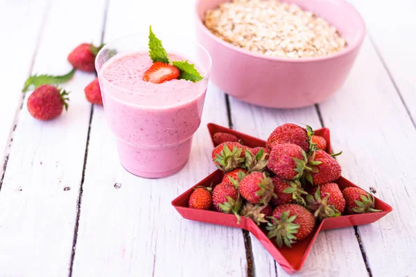 Frischer Erdbeerjoghurt Mit Beeren Auf Weißem Holzgrund Ein Rosa Shake — Stockfoto