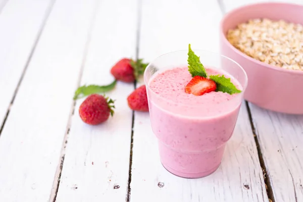 Cocktail Mit Erdbeeren Und Milch Einem Glas Mit Minze Und — Stockfoto