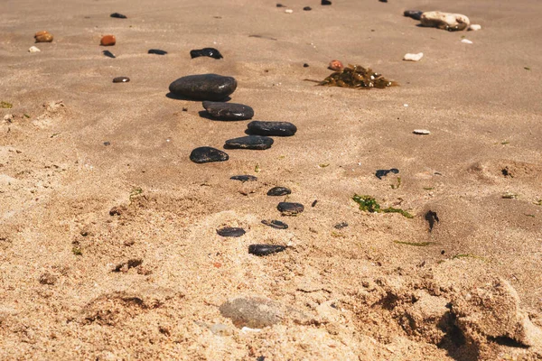 Schwarze Flache Zen Steine Liegen Auf Dem Sand Eines Meeresstrandes — Stockfoto