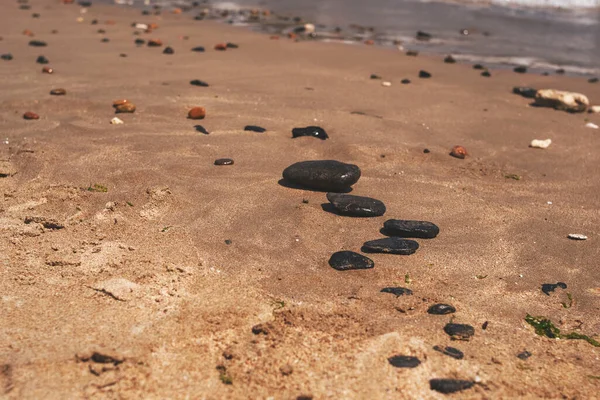 Schwarze Flache Zen Steine Liegen Auf Dem Sand Eines Meeresstrandes — Stockfoto