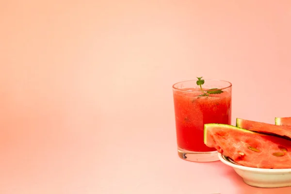 Köstlicher Roter Wassermelonensaft Mit Aufgeschnittenen Fruchtstücken Auf Einem Teller Ein — Stockfoto