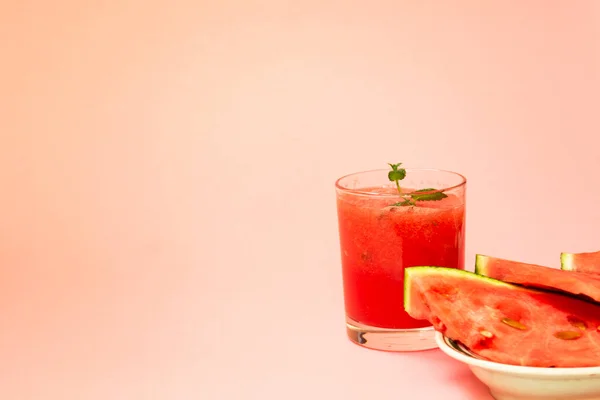 Köstlicher Roter Wassermelonensaft Mit Aufgeschnittenen Fruchtstücken Auf Einem Teller Ein — Stockfoto