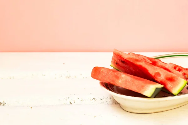 Heerlijk Rood Met Gesneden Fruit Een Bord Begrepen Ruimte Zomer — Stockfoto