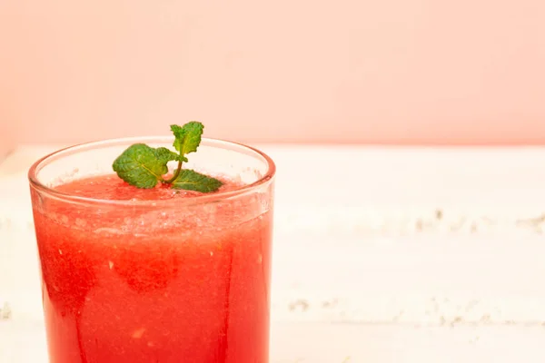 Köstlicher Roter Wassermelonensaft Mit Einem Zweig Grüner Minze Einem Glas — Stockfoto