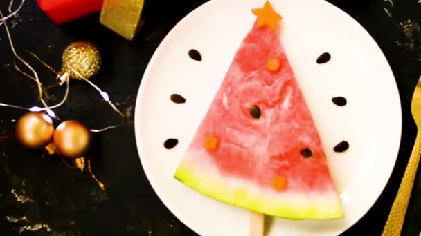 Auf Einem Weißen Teller Liegt Eine Rote Scheibe Wassermelonen Kuraschen — Stockvideo