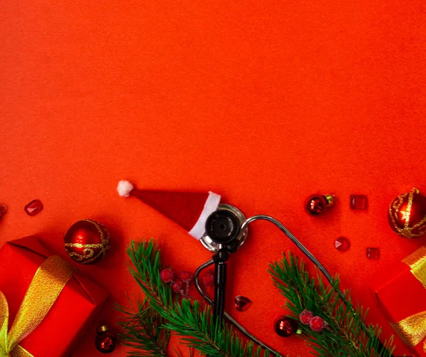Kerst Spandoek Met Een Phonendoscoop Met Een Kerstman Hoed Vlakbij — Stockfoto