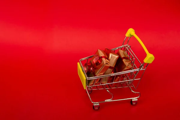 Panier Épicerie Avec Boîtes Cadeaux Dorées Avec Ruban Rouge Sur — Photo