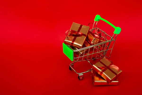 Grocery Basket Golden Gift Boxes Red Ribbon Red Background Banner — Stock Photo, Image