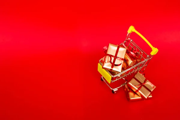 Grocery Basket Golden Gift Boxes Red Ribbon Red Background Banner — Stock Photo, Image