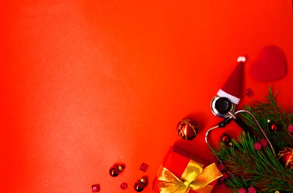 Kerst Spandoek Met Een Phonendoscoop Met Een Kerstman Hoed Vlakbij — Stockfoto