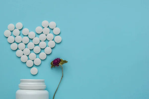 Λευκό φάρμακα, στρογγυλή σε σχήμα καρδιάς, χάπια που απομονώνονται σε μπλε φόντο. — Φωτογραφία Αρχείου