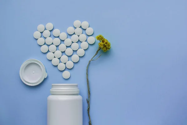 Les médicaments sont blancs, pilules rondes avec un noyau, isolé sur un fond violet . — Photo