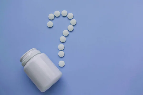 Gyógyszerek, fehér, kerek tabletták magból, elszigetelt lila háttér. — Stock Fotó