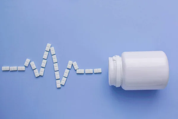 Gyógyszerek, fehér, kerek tabletták magból, elszigetelt lila háttér. — Stock Fotó