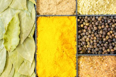 Baharat kutusunda. Üstten Görünüm.