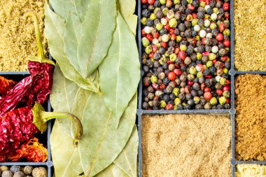 Baharat kutusunda. Üstten Görünüm.