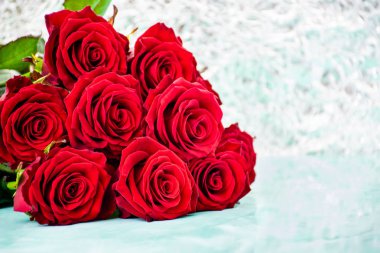 Kırmızı gül Böke arka plan ile. kopya alanı. 8 Mart kadınlar s anneler günü.