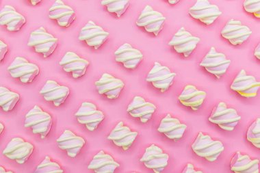 Marshmallow bir pembe bir arka plan, kavram, üstten görünüm