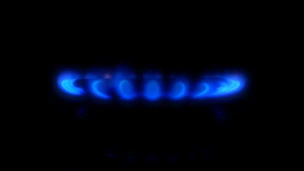 Estufa Gas Llama Azul Encendiendo Apagando Oscuridad Primer Plano — Vídeos de Stock