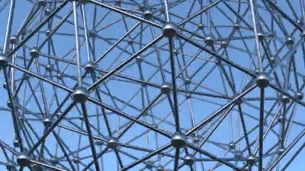 Вращающаяся Металлическая Трехмерная Структура Синем Фоне — стоковое видео
