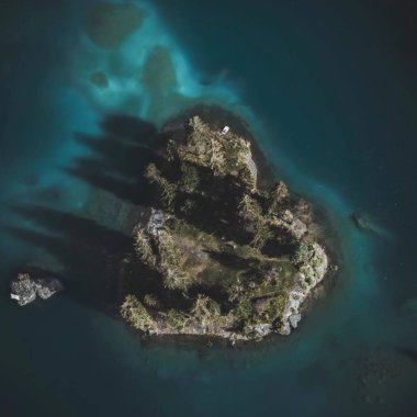 Telefonunuzu 45'te sola çevirirseniz, o zaman fark edilen kalbi görebiliyor musunuz? Göllerin ortasındaki küçük adalar, küçük dünyalar gibi. 