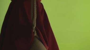 Master Shibari kızın cesedi bağlı