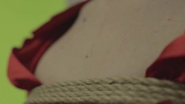 Master Shibari kızın cesedi bağlı