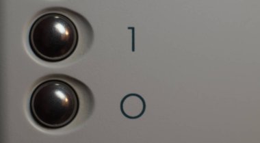 iki düğme: dijital sıfır ve bir