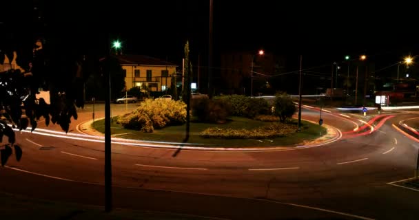 Calle Rotund Por Noche Con Menos Tráfico — Vídeos de Stock