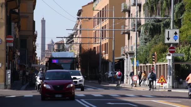 Busvervoer Bologna Asinelli Toren Achtergrond — Stockvideo