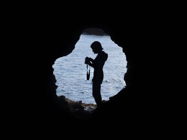  Fotoğrafçı siluet Ana Kakenga en çok ziyaret edilen ve çekici mağara, Paskalya Adası